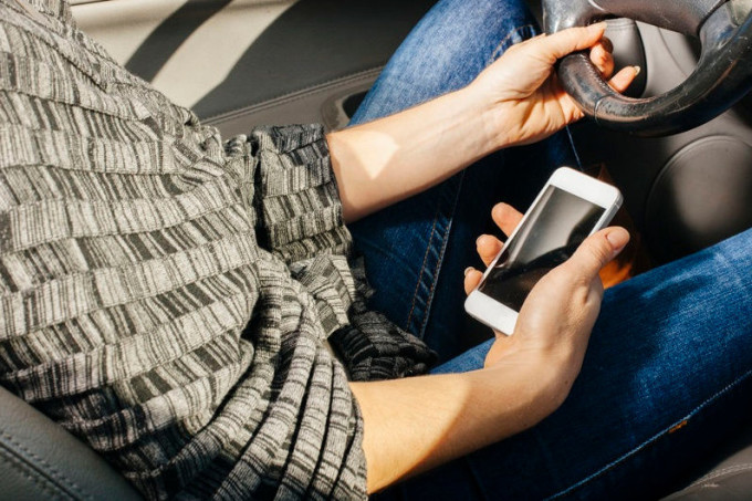 uso-cellulare-alla-guida-e1467881129836