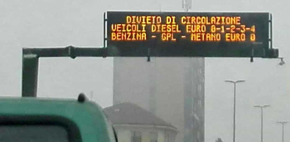 Divieti circolazione cartellone strade smog-2